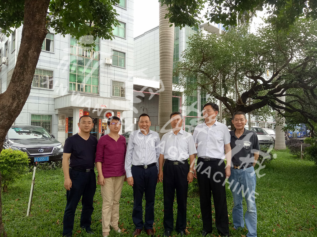 總裝備部劉思剛少將、新華社李建琦博士一行蒞臨新望公司考察指導(dǎo)