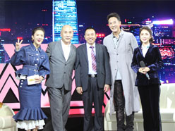 新望董事長羅永輝與著名歌星劉尊老師、汪正正老師、郭津彤老師、主持人雅琪在北京電視臺錄制節(jié)目現(xiàn)場親切合影